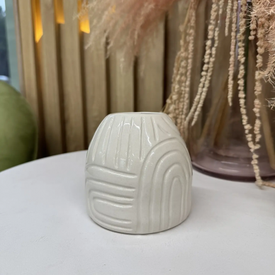 Ваза интерьерная гончарная белая с фактурой Fabrica